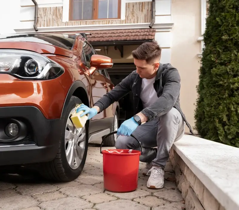 Lavage auto à domicile Saint-Amant-Tallende : professionnel intervenant sur un véhicule
